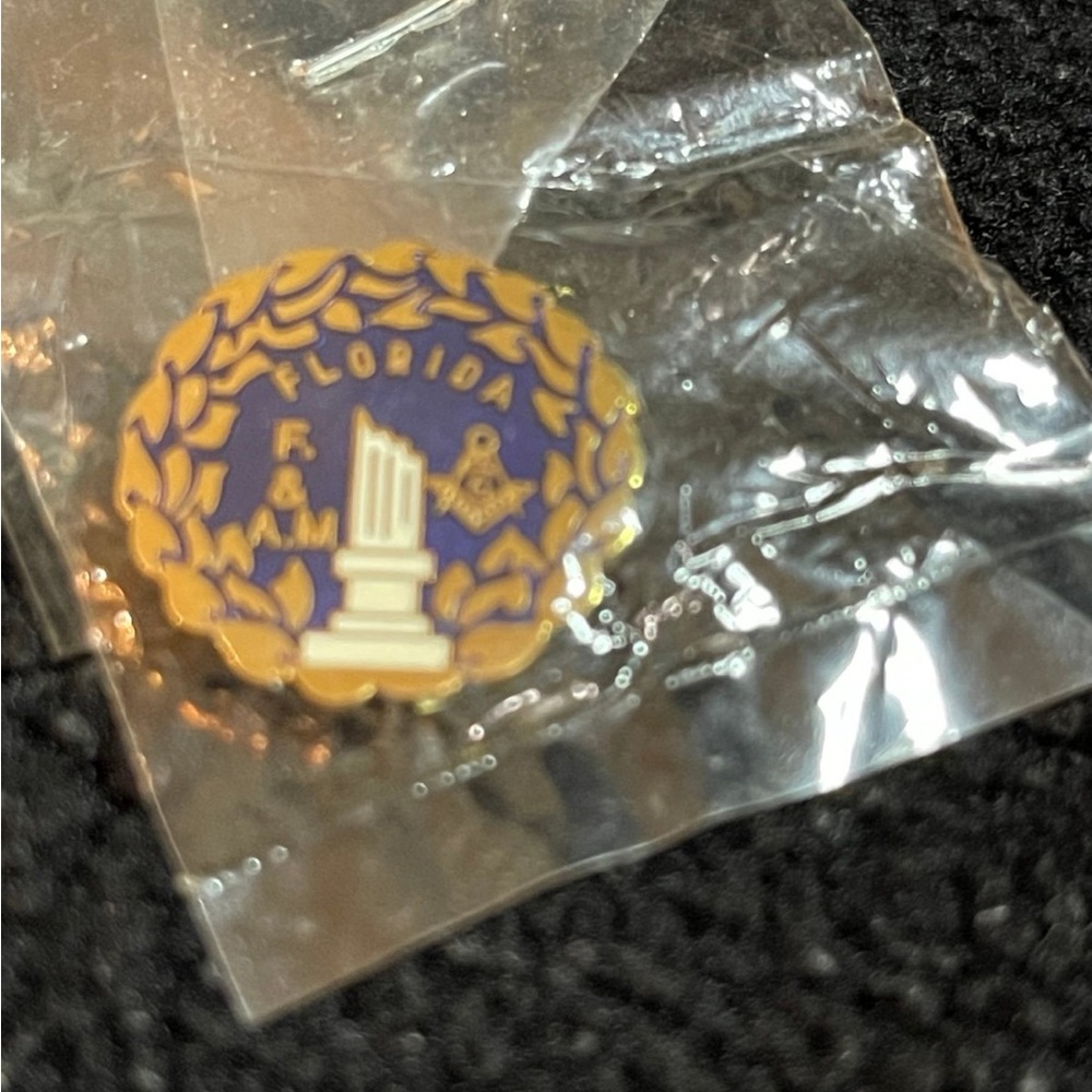 Vintage Wreath Grand Lodge of Florida F and A M Masonic FL enamel pin NEW